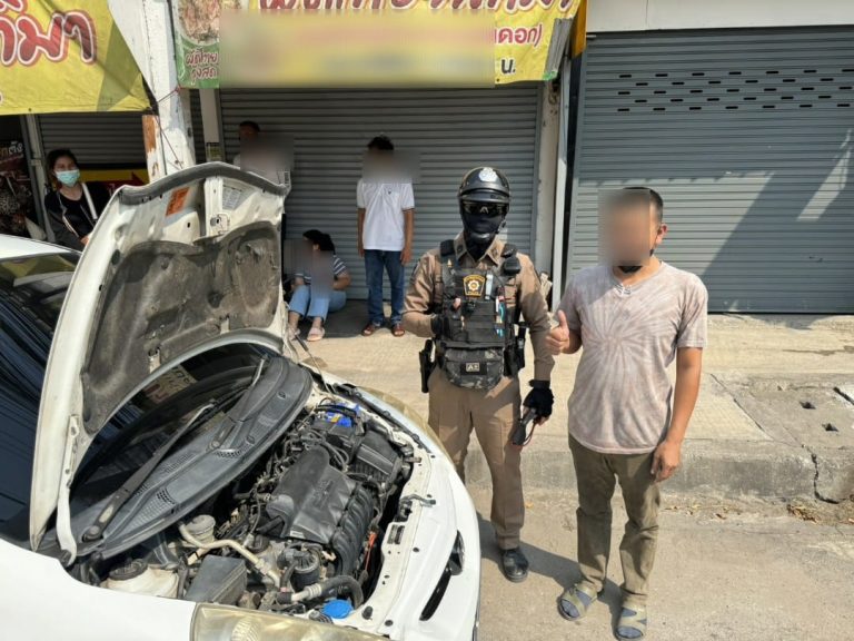 เจ้าหน้าที่ตำรวจสายตรวจ สภ.ภูพิงค์ฯ เขตตรวจที่ 123 ให้ความช่วยเหลือประชาชนกรณีรถยนต์แบตเตอรี่หมด