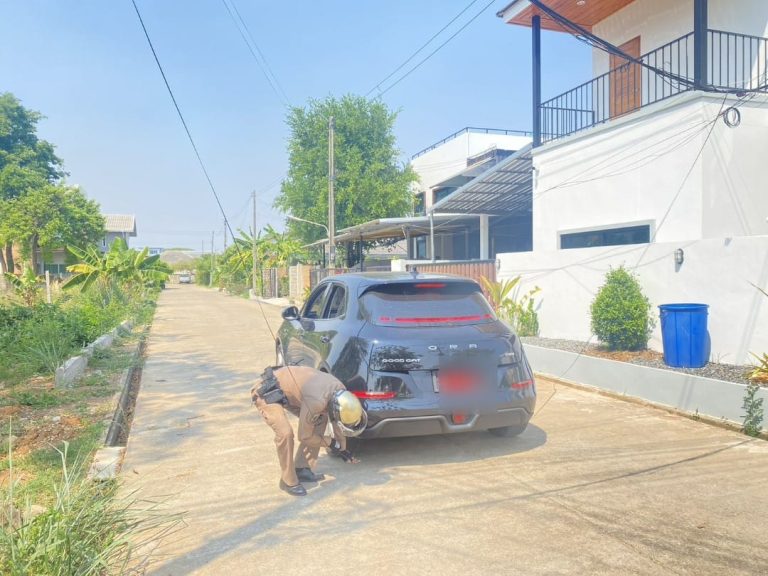 เจ้าหน้าที่ตำรวจตู้ยามบริการประชาชนเทศบาลสุเทพ ได้ให้การช่วยเหลือประชาชนกรณีสายสัญญาณโทรศัพท์หล่นลงมาบนถนน