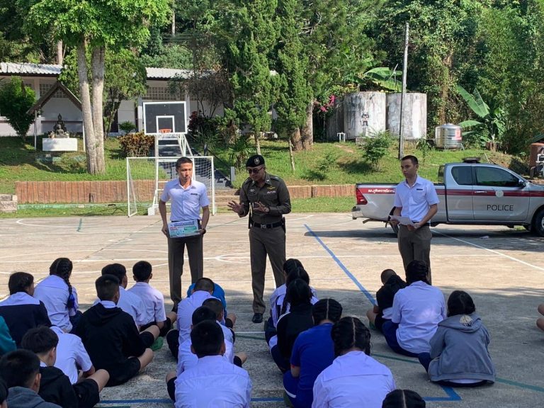 วันที่ 20 พฤษภาคม 2567 เวลา 08.30 น. ภายใต้การอำนวยการของ พ.ต.อ.มนัสชัย อินทร์เถื่อนผกก.สภ.ภูพิงคราชนิเวศน์ พ.ต.ท.จิรัฐติพงษ์ เลิศวิริยานันท์รอง ผกก.ป.ฯ มอบหมายให้ พ.ต.ต.เจษฎา พันธุ์แก้ว สวป.(ชส.)ฯ พร้อมชุด ชมส. ให้ความรู้.ตามโครงการครู 5 นาที หน้าเสาธง เรื่อง กฎหมายจราจรเบี้องต้น ภัยโลกออนไลน์ และจิตอาสาการรักษาสถาบัน เศรษฐกิจพอเพียง ณ โรงเรียนสังวาลวิทยา ต.สุเทพ อ.เมือง จ.เชียงใหม่