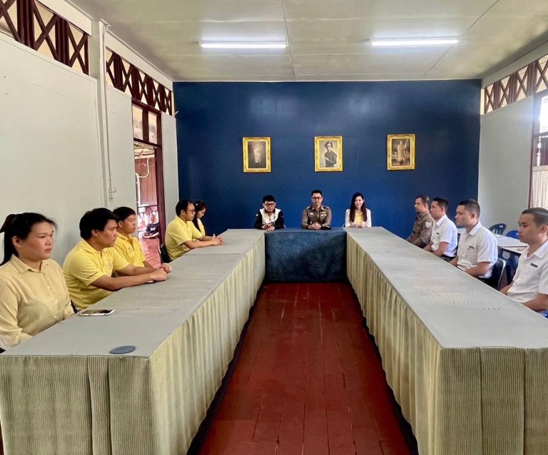 วันที่ 20 พฤษภาคม 2567 เวลา 09.00 น. ภายใต้การอำนวยการของ พ.ต.อ.มนัสชัย อินทร์เถื่อน ผกก.สภ.ภูพิงคราชนิเวศน์ พ.ต.ท.จิรัฐติพงษ์ เลิศวิริยานันท์ รอง ผกก.ป.ฯ มอบหมายให้ พ.ต.ต.เจษฎา พันธุ์แก้ว สวป.(ชส.)ฯ พร้อมชุด ชมส. เข้าตรวจเยี่ยมโรงเรียนสังวาลย์วิทยา พบปะพูดคุยกับผู้บริหารและคณะครูฝ่ายกิจกรรมโรงเรียน