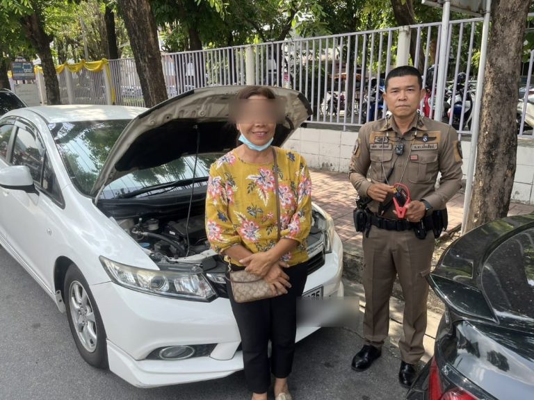 วันที่ 30 พฤษภาคม 2567 ร.ต.ต.เพ็ชร เสนีวงค์ รอง สว.(ป) สภ.ภูพิงค์ฯ,  ส.ต.ท.ณัฐวัช กันธิยะ ผบ.หมู๋(ป) สภ.ภูพิงค์ฯ  ช่วยเหลือโดยการจั๊มแบตรถให้ประชาชน บริเวณหน้าตู้สวนดอก