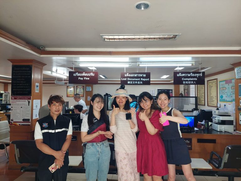 วันที่ 21 พฤษภาคม 2567  พ.ต.ท.ประสงค์ นาฝั้น สว.(สอบสวน) สภ.ภูพิงค์ฯ ขณะปฏิบัติหน้าที่เวรอาญา พร้อมด้วย ร.ต.ท.หญิง ภัทรนันท์ คำปวน  และ ส.ต.อ.สุธิมนต์ สุริเย็น ได้รับแจ้งจากนักท่องเที่ยวชาวจีนว่าได้ทำโทรศัพท์ ยี่ห้อ ซัมซุง รุ่น Flip สีน้ำเงิน หล่นบนรถโดยสาร (แกร๊ป) จึงได้มีการประสานไปยังผู้ขับรถโดยสารดังกล่าวเพื่อติดตามโทรศัพท์มือถือคืน