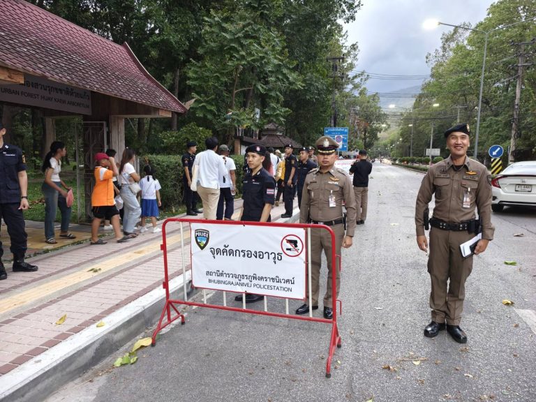 วันที่ 21 พฤษภาคม 2567 เวลา 17.00 น. พ.ต.อ.กิตติพงษ์ เพ็ชรมุณี รอง ผบก.ฯ ช่วยราชการ ภ.จว.เชียงใหม่ พ.ต.อ.มนัสชัย อินทร์เถื่อน ผกก.ฯ พ.ต.ท.จิรัฐติพงษ์ เลิศวิริยานันท์ รอง.ผกก.ป.ฯ พ.ต.ต.ณัฐพัชร์ นิติภักดิ์ สวป.ฯ พ.ต.ต.ฐณัฐน์ ปัดเป่า สวป.ฯ พ.ต.ท.เจริญ ศรีหาวงษ์ ผบ.ร้อย คฝ.กก.ปพ.บก.สส.ภ.5 ว.10 จุดตรวจคัดกรองอาวุธ  เพื่อป้องกันเหตุ เนื่องในงานประเพณีเตียวขึ้นดอย 2567  บริเวณด้านหน้า สภ.ภูพิงค์ฯ