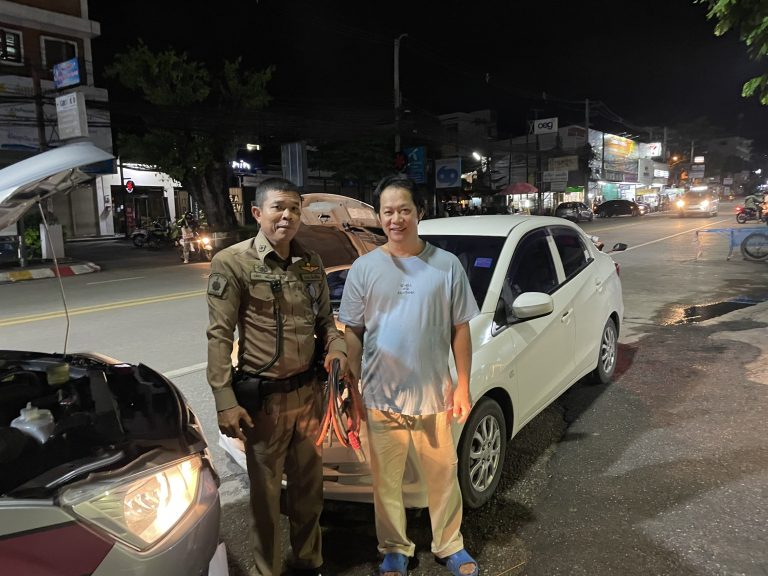 ร.ต.ต.เพ็ชร เสนีวงค์ รอง สว(ป.) สภ.ภูพิงค์ฯ และสายตรวจ 123 ช่วยเหลือประชาชนรถยนต์แบตเตอรี่หมด  หน้าประตูศึกษา มหาวิทยาลัยเชียงใหม่