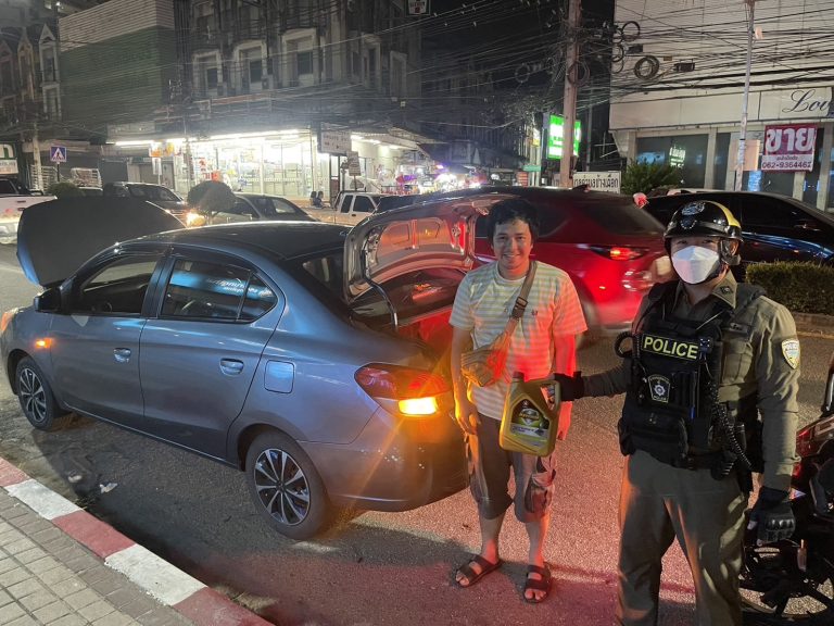 วันที่ 21 กรกฎาคม 2567 สายตรวจ 121 สภ.ภูพิงคราชนิเวศน์ ช่วยเหลือประชาชนน้ำมันรถยนต์หมด ถ.ห้วยแก้ว ได้ไปซื้อน้ำมันมาเติมให้เรียบร้อย สามารถขับรถไปต่อได้