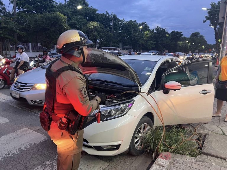 วันที่ 5 สิงหาคม 2567 พลขับ รถ 201 และเจ้าหน้าที่ตำรวจสายตรวจ 123 สภ.ภูพิงคราชนิเวศน์ ให้ความช่วยเหลือประชาชนรถแบตเตอรี่หมด ทำการช่วยเหลือเรียบร้อยโดยการจั๊มสตาร์ทรถยนต์ไปต่อได้ หน้าโลตัสแยกตลาดต้นพะยอม