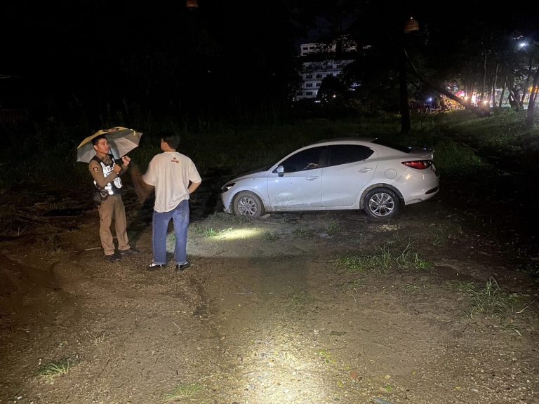 วันที่ 4 สิงหาคม 2567 เจ้าหน้าที่ตำรวจสายตรวจเขต 121 สภ.ภูพิงคราชนิเวศน์  จ.ส.ต.ศรีวิชัย ยุทธกิจรัตนา, ส.ต.อ.เจตริน ปัญญาสิม ได้ให้ขอความช่วยเหลือประชาชนรถติดหล่มบริเวณร้าน redroom ประสานรถยกเรียบร้อย