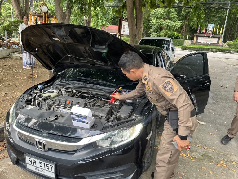 วันที่ 10 สิงหาคม 2567 เวลา 18.15 น. ภูพิงค์ 20 & 201 ร.ต.ต.เพ็ชร เสนีวงค์ ภพ.24 ส.ต.ท.ณัฐวัช กันธิยะ ภพ.240 ว.4 ช่วยเหลือจั๊มแบตรถให้ประชาชน บริเวณหน้า สภ.ภูพิงค์ฯ