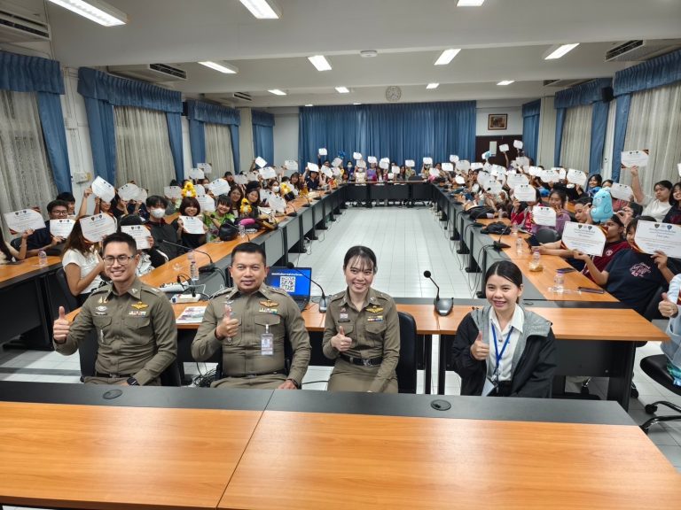 วันที่ 31 กรกฎาคม 2567 เวลา 17.00 – 19.00 น. พ.ต.อ.มนัสชัย อินทร์เถื่อน ผกก.สภ.ภูพิงคราชนิเวศน์ พร้อมด้วย พ.ต.ต.เจษฎา พันธุ์แก้ว สวป.(ชส)ฯ, ร.ต.ท.หญิง ภัทรนันท์ คำปวน รอง สว.(สอบสวน)ฯ พร้อมด้วย ทีมงานชุด ชมส.สภ.ภูพิงค์ จัดกิจกรรมบรรยายให้ความรู้ แก่บุคลากร และ นักศึกษาชั้นปีที่ 1 ในหัวข้อ”การป้องกันภัยอาชญากรรมทางเทคโนโลยี”