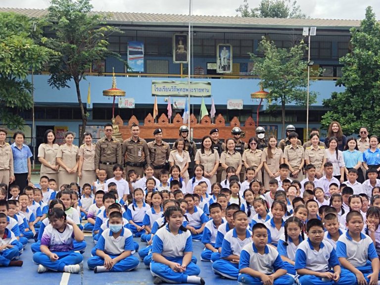 วันที่ 1 ต.ค. 2567  เวลา09.00 – 11.00 น. พ.ต.อ.มนัสชัย อินทร์เถื่อน ผกก.สภ.ภูพิงคราชนิเวศน์ , พ.ต.ท.จิรัฐติพงษ์ เลิศวิริยานันท์รอง ผกก.ป.ฯ มอบหมายให้ พ.ต.ต.ณัฐพัชร์ นิติภักดิ์ สวป.ฯ , พ.ต.ต.เจษฎา พันธุ์แก้ว สวป.(ชส.)ฯ , ร้อยเวร 20 ,สายตรวจ พร้อมชุด ชมส. บรรยายให้ความรู้ ตามแผนเผชิญเหตุการกราดยิง (Active Shooter ) โดยหลักการ “หนี ซ่อน สู้” 