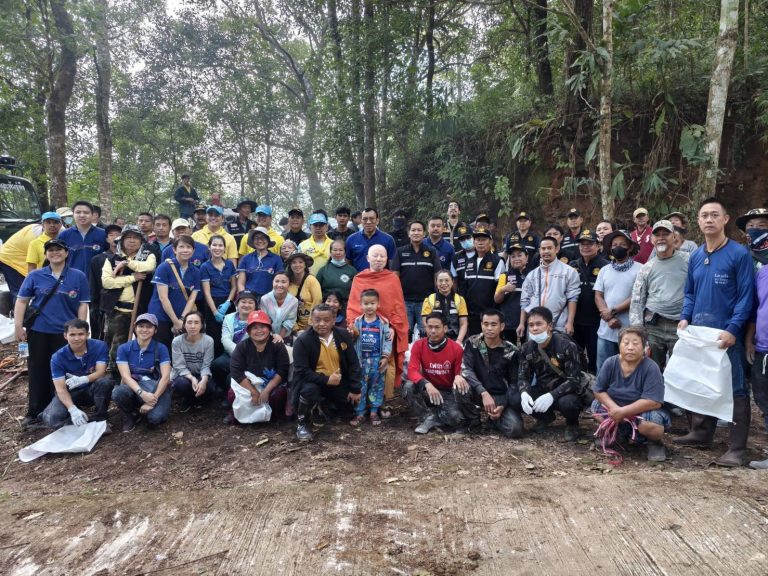 วันที่ 30 ตุลาคม 2567 เวลา 10.00 น. พ.ต.อ.มนัสชัย อินทร์เถื่อน ผกก.สภ.ภูพิงคราชนิเวศน์ พ.ต.ต.เจษฎา พันธ์ุแก้ว สวป.(ชส.)ฯ พร้อม ชุด ชมส. ร่วมกับกำนัน ผู้ใหญ่บ้าน ตำบลสุเทพ ประชาชนหมู่บ้านม้งดอยปุย , การท่าฯ AOT  ลงพื้นที่ซ่อมแซมบริเวณถนนทางเข้าวัดดอยปุย ที่เกิดจากดินสไลด์