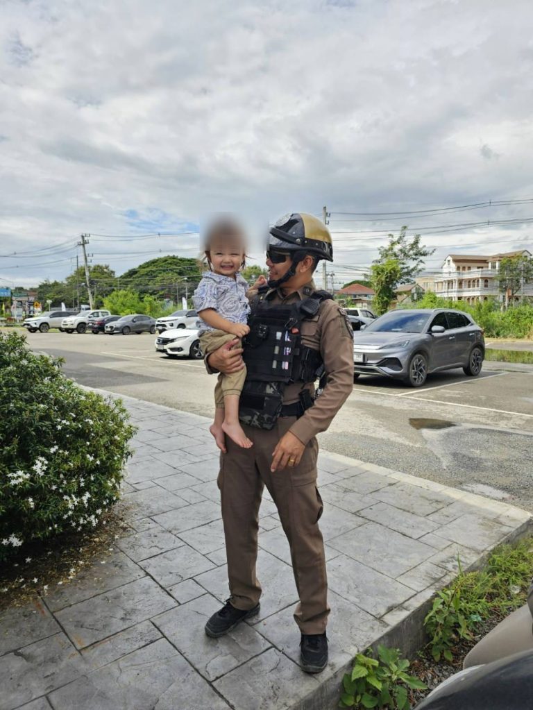 วันที่ 20 ตุลาคม 2567 เวลา 11.09 น. เจ้าหน้าที่ตำรวจสายตรวจเขต 121 จ.ส.ต.พงค์พันธุ์ อิ่นทา จ.ส.ต.ณัฐกฤษ ศรีประดิษฐ์ และ เจ้าหน้าที่ตำรวจตู้ยามเทศบาล สุเทพ ได้ให้ความช่วยเหลือ เด็กอายุ 1 ขวบ ติดอยู่ในรถ ภายในลานจอด speed gym ถนนคันคลองชลประทาน สามารถช่วยเหลือ ออกมาได้อย่างปลอดภัย โดยการปลดล็อคผ่านแอพพลิเคชั่นฟอร์ด