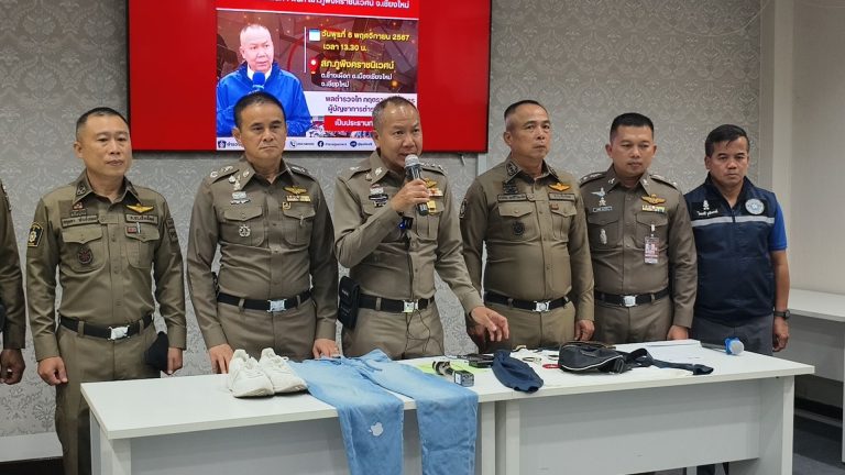 วันที่ 6 พฤษจิกายน 2567 เวลา 13.30 น. พล.ต.ท.กฤตธาพล ยี่สาคร ผบช.ภ.5, พล.ต.ต.วีรชน บุญทวี รอง ผบช.ภ.5, พล.ต.ต.ธวัชชัย พงษ์วิวัฒนชัย ผบก.ภ.จว.เชียงใหม่ , พ.ต.อ.กฤษดา พันธ์เกษม รอง ผบก.ปรก.ภ.จว.เชียงใหม่, พ.ต.อ.มนัสชัย อินทร์เถื่อน ผกก.สภ.ภูพิงคราชนิเวศน์ ,พ.ต.อ.เจน โสภา ผกก.กลุ่มงานจราจรตำรวจภูธรจังหวัดเชียงใหม่ ได้ร่วมกันแถลงข่าว กรณีเกิดเหตุวิ่งราวทรัพย์ สร้อยคอทองคำ เหตุเกิดบริเวณห้างเพชรทองมังกรทอง ซึ่งตั้งอยู่ในห้าง เซ็นทรัล เชียงใหม่ แอร์พอร์ต