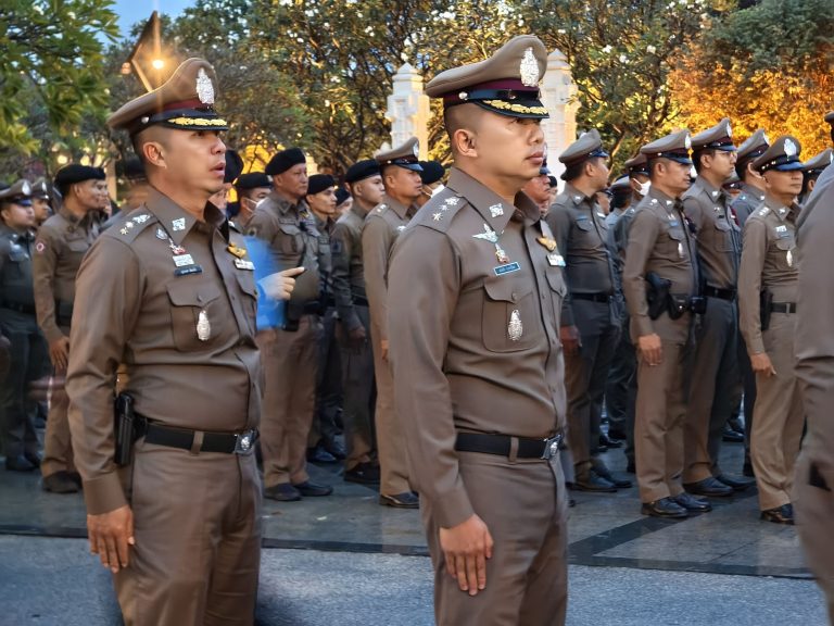 วันที่ 6 พฤษจิกายน 2567 เวลา 18.00 น. พ.ต.อ.มนัสชัย อินทร์เถื่อน ผกก.สภ.ภูพิงคราชนิเวศน์ พร้อมกำลังข้าราชการตำรวจ สภ.ภูพิงคราชนิเวศน์ จำนวน 40 นาย ร่วมพิธีปล่อยแถวการระดมกวาดล้างอาชญากรรม ส่งเสริมการท่องเที่ยว และอำนวยความสะดวกด้านการจราจร ช่วงเทศกาลลอยกระทง ประจำปี 2567