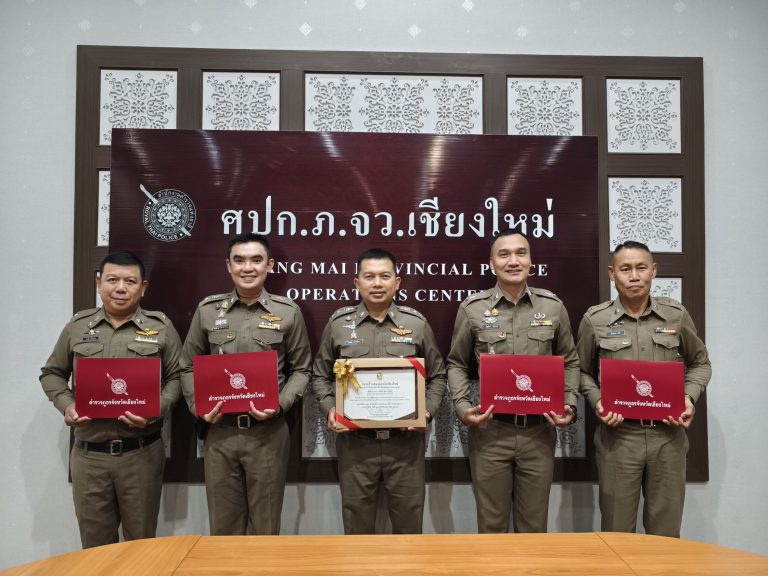 วันที่ 11 พฤษจิกายน 2567 เวลา 09.30 น. พ.ต.อ.มนัสชัย อินทร์เถื่อน ผกก.สภ.ภูพิงคราชนิเวศน์ รับมอบเกียรติบัตรขอบคุณจากสมาคม ผู้ค้าทองคำจังหวัดเชียงใหม่ในด้าน ที่ปฏิบัติหน้าที่ได้อย่างมีประสิทธิภาพ สามารถจับกุมคนร้ายวิ่งราวทองได้อย่างรวดเร็ว สร้างความอุ่นใจ เป็นที่พึ่งให้กับประชาชนได้อย่างแท้จริง