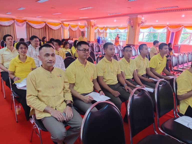 วันที่ 28 ธ.ค. 2567 เวลา 15.30 น. พ.ต.อ.มนัสชัย อินทร์เถื่อนผกก.สภ.ภูพิงคราชนิเวศน์, พ.ต.ท.จิรัฐติพงษ์ เลิศวิริยานันท์รอง ผกก.ป.ฯ มอบหมายให้ พ.ต.ต.เจษฎา พันธุ์แก้ว สวป.(ชส.)ฯ พร้อมชุด ชมส.,นสต.ฝึกงาน ร่วมพิธีเจริญพุทธมนต์เฉลิมพระเกียรติถวายพระพรชัยมงคลแด่ พระบาทสมเด็จพระเจ้าอยุ่หัว เนื่องในโอกาสวันเฉลิมพระชนมพรรษา 6 รอบ 28 กรกฏาคม 2567