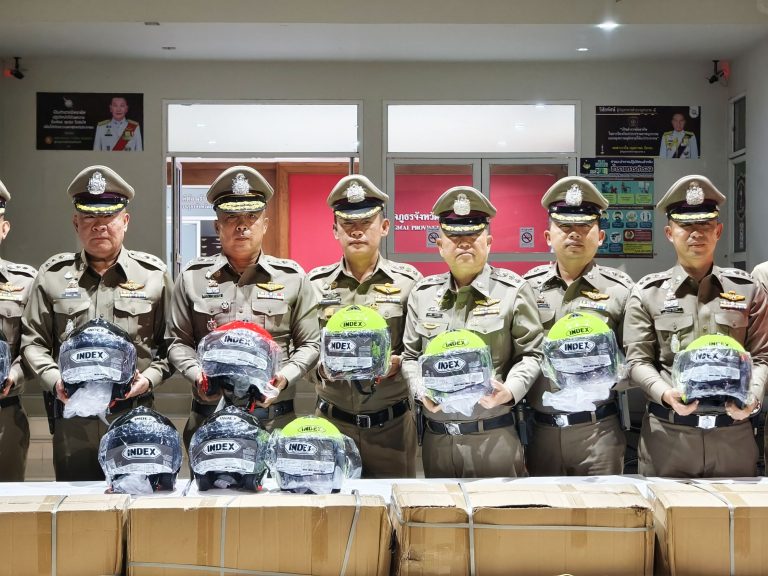 วันที่ 27 ธันวาคม 2567 เวลา 18.30 น. พ.ต.อ.มนัสชัย อินทร์เถื่อน ผกก.สภ.ภูพิงคราชนิเวศน์ ร่วมรับหมวกนิรภัยจาก พล.ต.ต.ธวัชชัย พงษ์วิวัฒนชัย ผบก.ภ.จว.เชียงใหม่ จำนวน 40 ใบ เพื่อนำมาแจกจ่ายให้กับประชาชน ผู้ใช้รถใช้ถนนในพื้นที่รับผิดชอบ