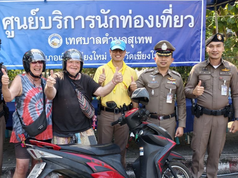 วันที่ 28 ธันวาคม 2567 เวลา 13.00 น. พ.ต.อ.มนัสชัย อินทร์เถื่อน ผกก.สภ.ภูพิงคราชนิเวศน์, พ.ต.ท.ณัฐพัชร์ นิติภักดิ์ สวป.ฯ, พ.ต.ต.เจษฎา พันธุ์แก้ว สวป.(ชส.)ฯ พร้อมด้วยกำลังข้าราชการตำรวจจิตอาสา สภ.ภูพิงคราชนิเวศน์ แจกจ่ายหมวกนิรภัย ณ บริเวณ ด่านตรวจบูรณาการหน้าอนุสาวรีย์ครูบาเจ้าศรีวิชัย ถ.ศรีวิชัย ต.สุเทพ อ.เมือง จ.เชียงใหม่