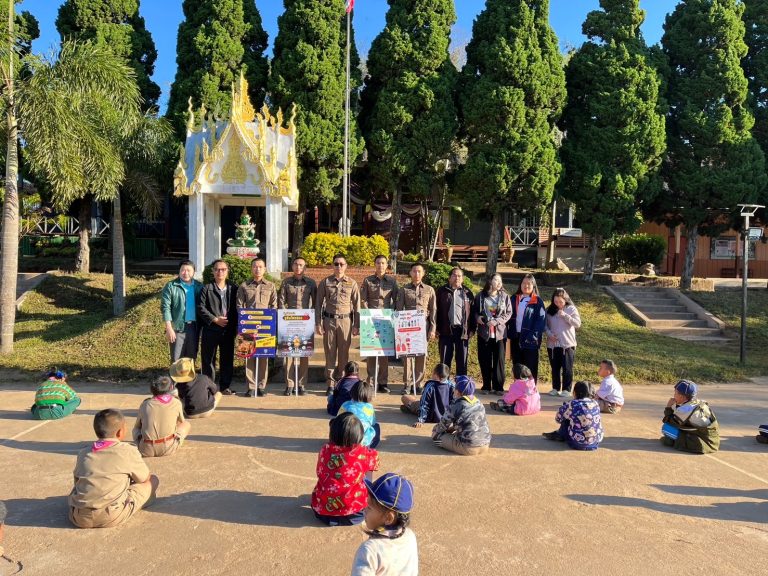 วันที่ 26 ธันวาคม 2567 เวลา 08.30 น. พ.ต.อ.มนัสชัย อินทร์เถื่อนผกก.สภ.ภูพิงคราชนิเวศน์, พ.ต.ท.จิรัฐติพงษ์ เลิศวิริยานันท์รอง ผกก.ป.ฯ, มอบหมายให้ พ.ต.ต.เจษฎา พันธุ์แก้ว สวป.(ชส.)ฯ พร้อมชุด ชมส. นสต.ฝึกงาน ห้ความรู้ตามโครงการครู 5 นาที หน้าเสาธง เรื่อง กฎหมายจราจรเบี้องต้น ภัยโลกออนไลน์ และจิตอาสาการรักษาสถาบัน เศรษฐกิจพอเพียง ณ โรงเรียนศรีเนห์รู