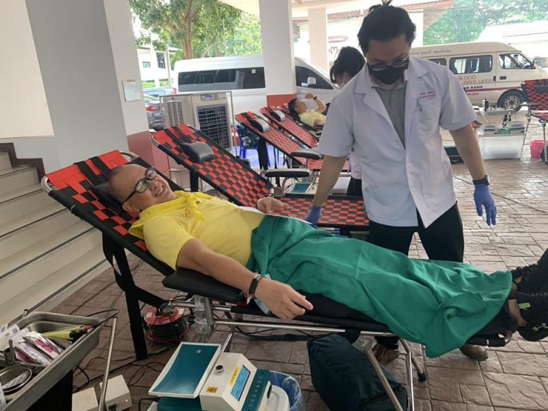 วันที่ 9 ธันวาคม 2567 ข้าราชการตำรวจ สภ.ภูพิงค์ฯ ร่วมบริจาคโลหิตเพื่อถวายเป็นพระราชกุศลเนื่องในวันคล้ายวันพระบรมราชสมภพ พระบาทสมเด็จพระบรมชนกาธิเบศร มหาภูมิพลอดุลยเดชมหาราช บรมนาถบพิตร