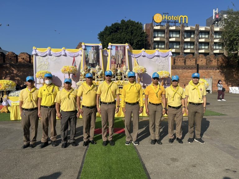 วันที่ 4 ธันวาคม 2567 เวลา 08:30 น. ภายใต้การอำนวยการของ พ.ต.อ.มนัสชัย อินทร์เถื่อน ผกก.สภ.ภูพิงคราชนิเวศน์ ,พ.ต.ท.จิรัฐติพงษ์ เลิศวิริยานันท์ รอง ผกก.ป.ฯ  มอบหมายให้ พ.ต.ต.เจษฎา พันธุ์แก้ว สวป.(ชส.)ฯ พร้อมข้าราชการตำรวจ สภ.ภูพิงคราชนิเวศน์ 20 นาย ร่วมกิจกรรมจิตอาสาเนื่องในวันคล้ายวันพระบรมราชสมภพฯ และวันพ่อแห่งชาติ 5 ธันวาคม 2567