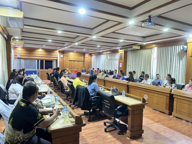 วันที่ 4 ธันวาคม 2567 เวลา 09:00 น. ภายใต้การอำนวยการของ พ.ต.อ.มนัสชัย อินทร์เถื่อน ผกก.สภ.ภูพิงคราชนิเวศน์ พ.ต.ท.จิรัฐติพงษ์ เลิศวิริยานันท์ รอง ผกก.ป.ฯ มอบหมายให้ พ.ต.ต.เจษฎา พันธุ์แก้ว สวป.(ชส.)ฯ ร่วมประชุมการจัดงานประเพณี “สามเป็งเพ็ญเดือนสามล้านนา บูชาพระธาตุแสงจันทร์” ที่จะจัดขึ้นวัดเถรจันทร์ ปีที่ 2