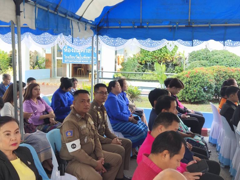 วันที่ 7 มกราคม  2567 เวลา 09.00 น. ภายใต้การอำนวยการของ พ.ต.อ.มนัสชัย อินทร์เถื่อนผกก.สภ.ภูพิงคราชนิเวศน์, พ.ต.ท.จิรัฐติพงษ์ เลิศวิริยานันท์รอง ผกก.ป.ฯ มอบหมายให้ พ.ต.ต.เจษฎา พันธุ์แก้ว สวป.(ชส.)ฯ ชุด ชมส.,นสต.ฝึกงาน ร่วม พิธีสักการะและวางพวงมาลาพระราชานุสาวรีย์ สมเด็จพระศรีสวรินทิราบรมราชเทวี พระพันวัสสาอัยยิกาเจ้า เนื่องในวันพระราชทานนามโรงเรียนวัฒโนทัยพายัพ