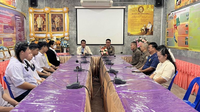 วันที่ 7 มกราคม 2568 เวลา 13.00 น. ภายใต้การอำนวยการของ พ.ต.อ.มนัสชัย อินทร์เถื่อนผกก.สภ.ภูพิงคราชนิเวศน์ ,พ.ต.ท.จิรัฐติพงษ์ เลิศวิริยานันท์รอง ผกก.ป.ฯ มอบหมายให้ พ.ต.ต.เจษฎา พันธุ์แก้ว สวป.(ชส.)ฯ ชุด ชมส.,นสต.ฝึกงาน ร่วมจัดการประชุมขับเคลื่อนโครงการตำรวจประสานโรงเรียน ฯประจำปีงบประมาณ 2568 ครั้งที่ 1