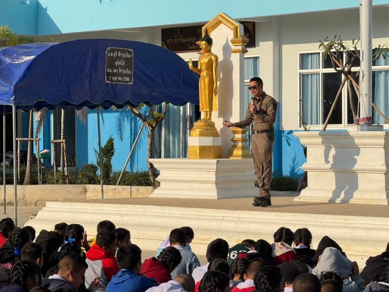 วันที่ 13  มกราคม 2568  เวลา 08.30 น. พ.ต.อ.มนัสชัย อินทร์เถื่อนผกก.สภ.ภูพิงคราชนิเวศน์, พ.ต.ท.จิรัฐติพงษ์ เลิศวิริยานันท์รอง ผกก.ป.ฯ มอบหมายให้   พ.ต.ต.เจษฎา พันธุ์แก้ว   สวป.(ชส.)ฯ  พร้อมชุด ชมส. นสต.ฝึกงาน อบรมให้ความรู้ ตามโครงการครู 5 นาที หน้าเสาธง โรงเรียนบ้านโป่งน้อย  ต.สุเทพ อ.เมือง จ.เชียงใหม่