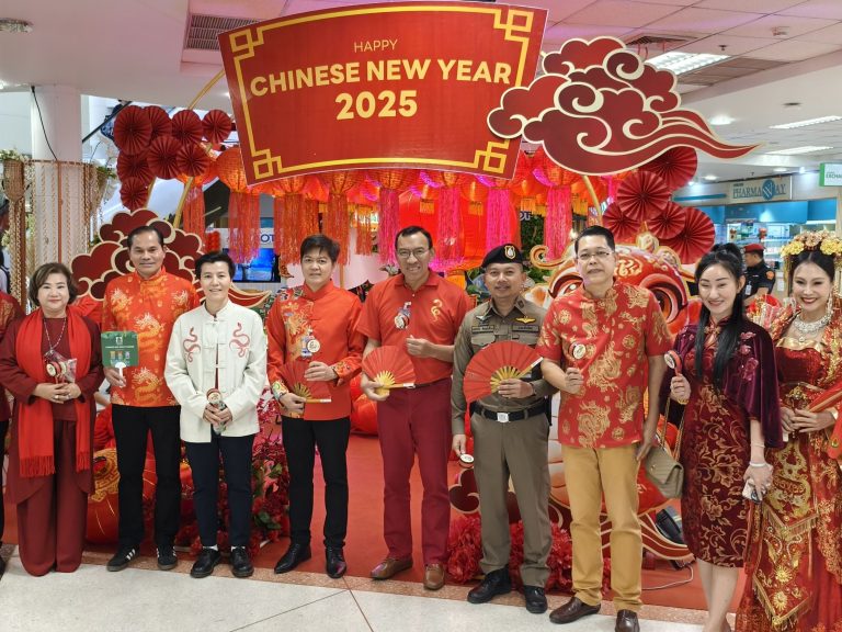 วันที่ 29 มกราคม 2568 เวลา 09.30 น. พ.ต.อ.มนัสชัย อินทร์เถื่อน ผกก.สภ.ภูพิงคราชนิเวศน์ ร่วมกับ ท่าอากาศยานนานาชาติเชียงใหม่ ร่วมดูแลความปลอดภัยและให้การต้อนรับนักท่องเที่ยว พร้อมทั้งร่วมแจกของที่ระลึก เนื่องในเทศกาลตรุษจีน 2568