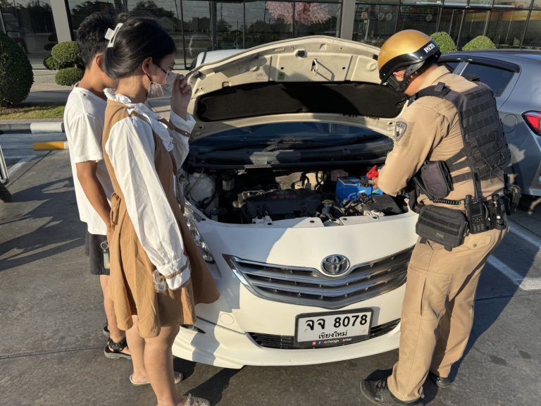 สายตรวจ 123  จ.ส.ต.บริพัตร เย็นวงศ์สุข ภพ.234  ส.ต.ท.ธีระพงษ์ สีทอง ภพ.238  ว.4 ช่วยเหลือประชาชนรถยนต์แบตเตอรี่หมด บริเวณปั๊มน้ำมันบางจาก ถ.คันคลอง/สายตรวจให้การช่วยเหลือเรียบร้อย