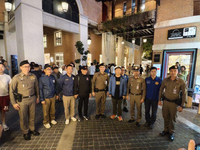 วันที่ 31 ธันวาคม 2567 เวลา 18.45 น. พ.ต.อ.มนัสชัย อินทร์เถื่อน ผกก.สภ.ภูพิงคราชนิเวศน์ และข้าราชการตำรวจ สภ.ภูพิงค์ฯ ร่วมเดินตรวจตราดูแลความปลอดภัย ในพื้นที่การจัดงาน Glow Countdown Chiang Mai 2025