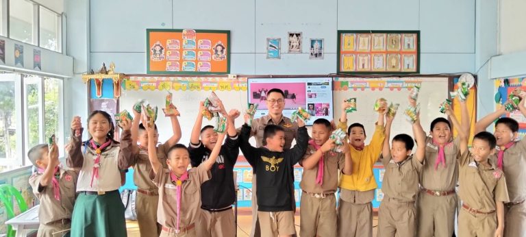 วันที่ 9 มกราคม 2568 เวลา 09.30 – 11.30 น. พ.ต.ต.เจษฎา พันธุ์แก้ว สวป.(ชส.)สภ.ภูพิงคราชนิเวศน์ และ นสต.ฝึกงาน สอนโครงการการศึกษาเพื่อต่อต้านการใช้ยาเสพติดในเด็กนักเรียน (D.A.R.E. ประเทศไทย) และกิจกรรม ขับขี่ปลอดภัยมอเตอร์ไซค์สวมหมวกกันน็อค