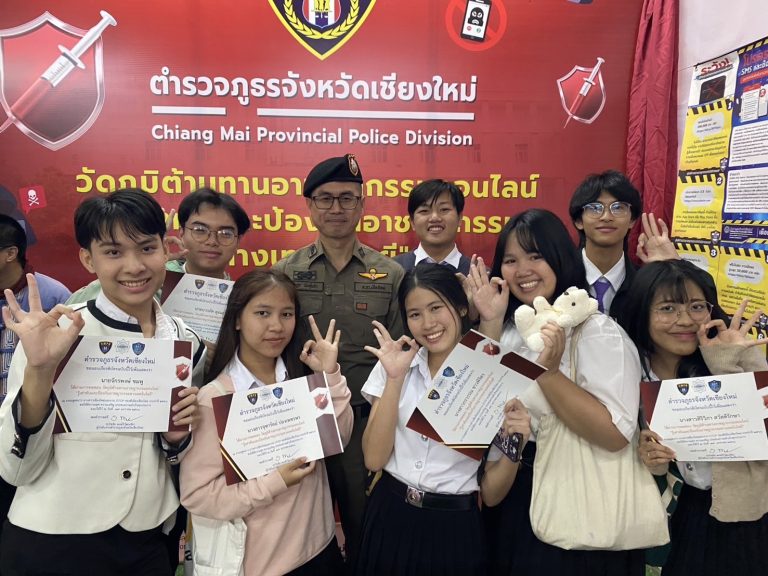 วันที่  17 มกราคม  2568 เวลา 17.00 น. พ.ต.อ.มนัสชัย  อินทร์เถื่อน  ผกก.สภ.ภูพิงคราชนิเวศน์, พ.ต.ท.จิรัฐติพงษ์  เลิศวิริยานันท์  รอง ผกก.ป.สภ.ภูพิงคราชนิเวศน์ มอบหมายให้ พ.ต.ต.เจษฎา พันธุ์แก้ว สวป.(ชส.)สภ.ภูพิงคราชนิเวศน์ พร้อมข้าราชการตำรวจ สภ.ภูพิงคราชนิเวศน์, นสต.ฝึกงาน และนักศึกษาฝึกงาน ร่วมจัดกิจกรรมบูธนิทรรศการ วัดภูมิต้านทานอาชญากรรมออนไลน์รู้เท่าทันและป้องกันอาชญากรรมทางเทคโนโลยี