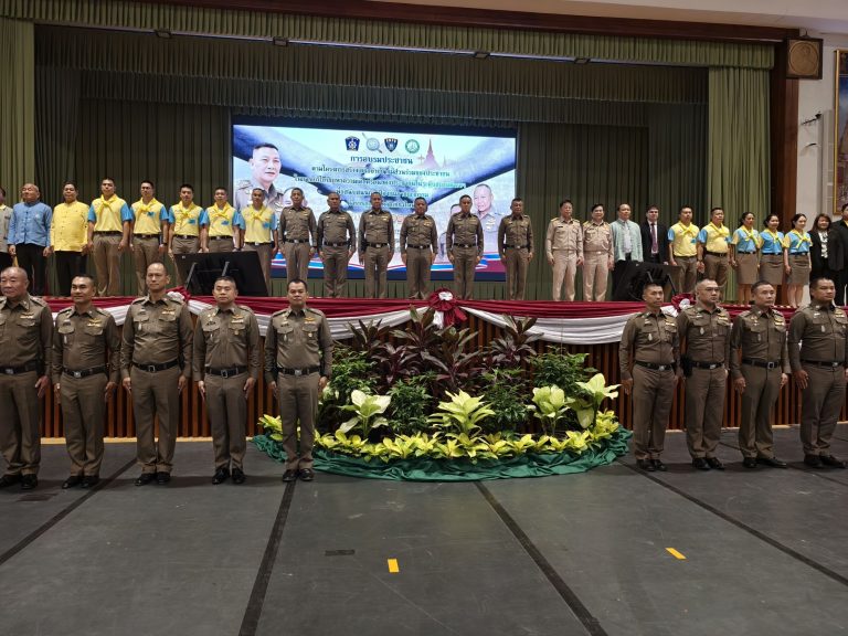 วันที่ 27 กุมภาพันธ์ 2568 เวลา 10.00 น. พล.ต.ท.อัคราเดช พิมลศรี ผู้ช่วย ผบ.ตร. เป็นประธานในพิธีเปิด โครงการสร้างเครือขายการมีส่วนร่วมของประชาชนในการป้องกันอาชญากรรมระดับตําบล ของตำรวจภูธรจังหวัดเชียงใหม่ พ.ต.อ.มนัสชัย อินทร์เถื่อน ผกก.สภ.ภูพิงคราชนิเวศน์ ,พ.ต.ต.เจษฎา พันธุ์แก้ว สวป.(ชส.) สภ.ภูพิงค์ฯ พร้อมด้วย วิทยากรจิตอาสา 904 ตำรวจภูธรจังหวัดเชียงใหม่ ได้บรรยายให้ความรู้ในหัวข้อโครงการจิตอาสาพระราชทานตามแนวพระราชดำริ การสร้างจิตสำนึกต่อสถาบัน ชาติ ศาสนา และพระมหากษัตริย์  ,ร.ต.อ.หญิง ภัทรนันท์ คำปวน รอง สว.(สอบสวน) สภ.ภูพิงคราชนิเวศน์ ได้บรรยายให้ความรู้แก่ผู้อบรมในหัวข้อ การป้องกันภัยอาชญากรรมทางเทคโนโลยี การรู้เท่าทันอาชญากรรมทางเทคโนโลยี