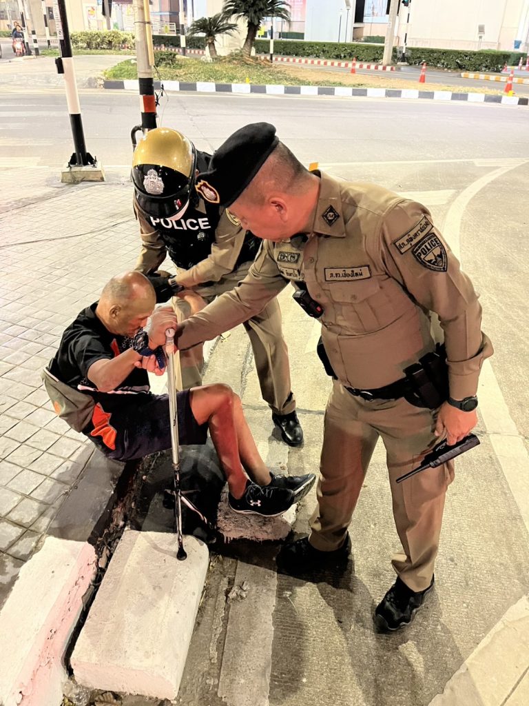 วันที่ 30 ม.ค.2568 เวลา 23.53 น. ร.ต.อ.สุทัศน์ อินตาเปี้ย ร้อยเวรป้องกันปราบปรามพร้อมพลขับและเจ้าหน้าที่ตำรวจสายตรวจ ให้ความช่วยเหลือประชาชนซึ่งเป็นผู้พิการ ขอความช่วยเหลือนำส่งกลับที่พักย่านสันติธรรม