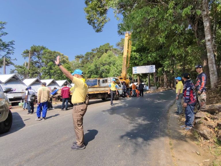 วันที่ 14 มีนาคม 2568  เวลา 10.00 น. พ.ต.อ.มนัสชัย อินทร์เถื่อน ผกก.สภ.ภูพิงคราชนิเวศน์, พ.ต.ท.จิรัฐติพงษ์ เลิศวิริยานันท์ รอง ผกก.ป.ฯ มอบหมายให้ พ.ต.ต.เจษฎา พันธุ์แก้ว สวป.(ชส.)ฯ พร้อมชุดจิตอาสาฯ ทำกิจกรรมพัฒนาตัดต้นไม้ตายยืนต้นหลังเกิดเห็ดพายุลูกเห็บ บ้านภูพิงค์