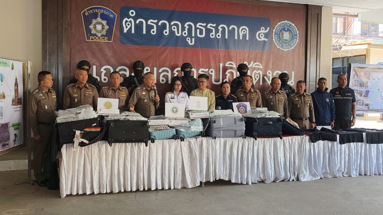 วันที่ 5 มีนาคม 2568 เวลา 11.00 น. พ.ต.อ.มนัสชัย อินทร์เถื่อน ผกก.สภ.ภูพิงคราชนิเวศน์, พ.ต.ท.ณัฐวุฒิ น้อยสอน รอง.ผกก.สส.ฯ ร่วมแถลงข่าวกรณี พยายามส่งออกพืชกัญชา ผ่านท่าอากาศยานนานาชาติเชียงใหม่ โดยมี พล.ต.ท.กฤตธาพล ยี่สาคร ผบช.ภ.5 และหน่วยงานที่เกี่ยวข้องร่วมแถลงข่าว ณ ลานแถลงข่าวตำรวจภูธรภาค 5