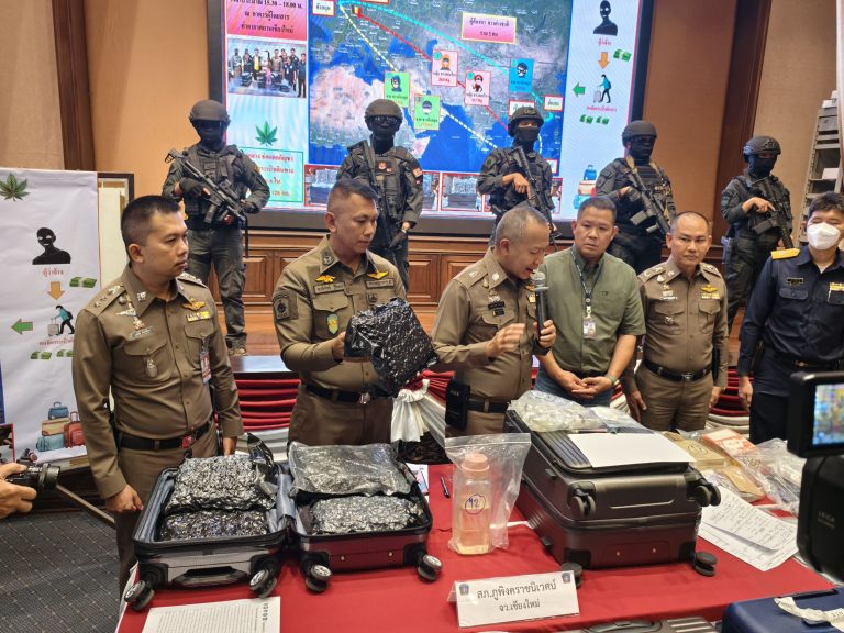 วันที่ 19 มีนาคม 2568 เวลา 11.00 น. พ.ต.อ.มนัสชัย  อินทร์เถื่อน  ผกก.สภ.ภูพิงคราชนิเวศน์, พ.ต.ท.ณัฐวุฒิ  น้อยสอน รอง.ผกก.สส.ฯ ร่วมนำของกลาง (ช่อดอกกัญชาแห้ง) แถลงข่าวกรณี ร่วมจับกุมชาวต่างชาติ จำนวน 5 ราย พยายามส่งออกช่อดอกกัญชาแห้ง บรรจุถุงสูญญากาศ ผ่านท่าอากาศยานนานาชาติเชียงใหม่