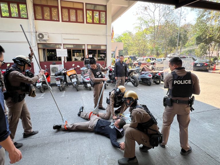 วันที่ 6 มีนาคม 2568 เวลา 09.30 น. พ.ต.อ.มนัสชัย อินทร์เถื่อน ผกก.สภ.ภูพิงคราชนิเวศน์, พ.ต.ต.เจษฎา พันธุ์แก้ว สวป.(ชส.)ฯ พร้อมข้าราชการตำรวจสายตรวจ สภ.ภูพิงค์ฯ  ร่วมฝึกซ้อม การใช้อุปกรณ์ไม้ง่าม ระงับเหตุคนวิกลจริต