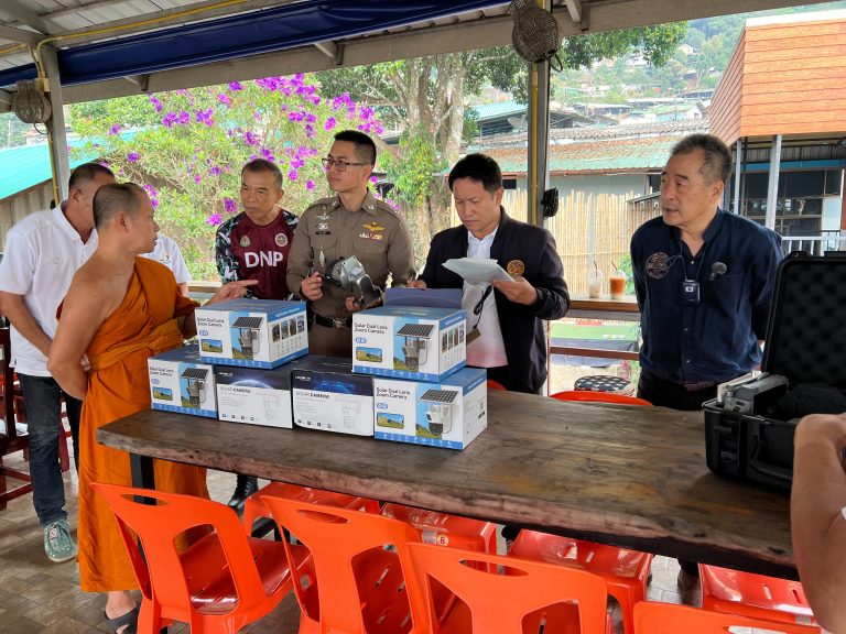 วันที่ 19  มีนาคม  2568  เวลา 14.00 น. พ.ต.อ.มนัสชัย อินทร์เถื่อน ผกก.สภ.ภูพิงคราชนิเวศน์, พ.ต.ท.จิรัฐติพงษ์ เลิศวิริยานันท์  รอง ผกก.ป.ฯ มอบหมายให้  พ.ต.ต.เจษฎา พันธุ์แก้ว  สวป.(ชส.)ฯ  ร่วมหลวงพ่อวัดผาลาด กำนันต.สุเทพ รับมอบ โดรนDIG  อุปกรณ์กล้องวงจรปิด และ อุปกรณ์ ป้องกันไฟป่า ให้แก่ ผู้ใหญ่บ้านบ้านม้งดอยปุย
