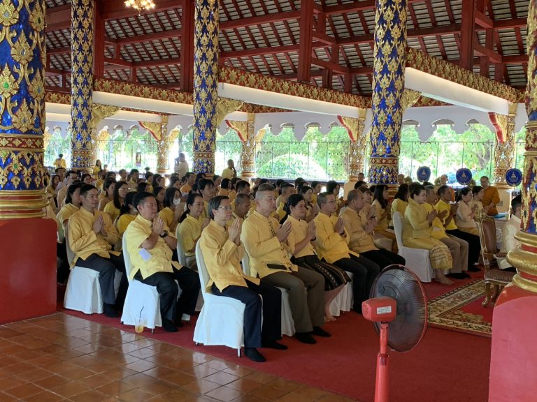 วันที่  28 กุมภาพันธ์  2568 พ.ต.อ.มนัสชัย  อินทร์เถื่อน  ผกก.สภ.ภูพิงคราชนิเวศน์, พ.ต.ท.จิรัฐติพงษ์  เลิศวิริยานันท์  รอง ผกก.ป.สภ.ภูพิงคราชนิเวศน์ มอบหมายให้ พ.ต.ต.เจษฎา พันธุ์แก้ว สวป.(ชส.)สภ.ภูพิงคราชนิเวศน์ พร้อมชุด ชมส.สภ.ภูพิงค์ฯ  ร่วมพิธี เจริญพระพุทธมนต์เฉลิมพระเกียรติถวายพระพรชัยมงคลแด่พระบาทสมเด็จพระเจ้าอยู่หัวและพระบรมวงศานุวงศ์ประจำปี 2568