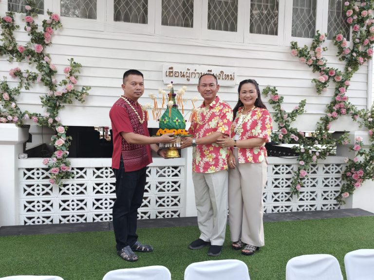 วันที่ 21 เมษายน 2568 เวลา 17.30 น. นำโดย พ.ต.อ.มนัสชัย อินทร์เถื่อน ผกก.สภ.ภูพิงค์ พร้อมด้วย รอง ผกก. , สว. ทุกสายงาน  ร่วมกิจกรรม สระเกล้าดำหัว ผู้ก๋านเจียงใหม่ เนื่องในเทศกาลสงกรานต์ ปี 2568