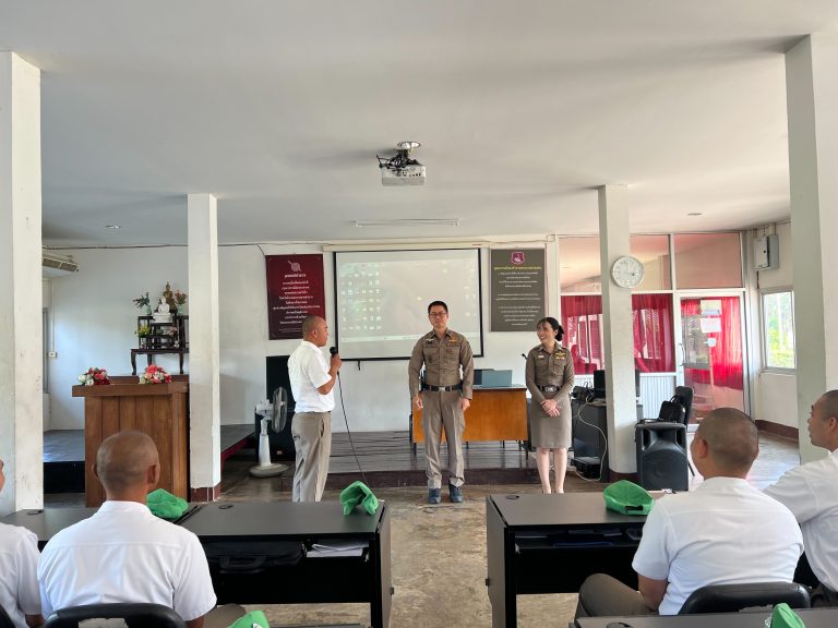 วันที่ 22 เมษายน 2568 เวลา 13.00 น. พ.ต.ต.เจษฎา พันธุ์แก้ว สวป.(ชส.)สภ.ภูพิงคราชนิเวศน์, ร.ต.อ.หญิง ภัทรนันท์ คำปวน  รอง.สว.สอบสวน สภ.ภูพิงค์ฯ บรรยายให้ความรู้ การปฏิบัติตนเป็นข้าราชการตำรวจที่ดีและให้ความรู้เกี่ยวกับ อาชญากรรมทางเทคโนโลยี ให้แก่นักเรียนนายสิบตำรวจ ณ กก.5 บก.กฝ