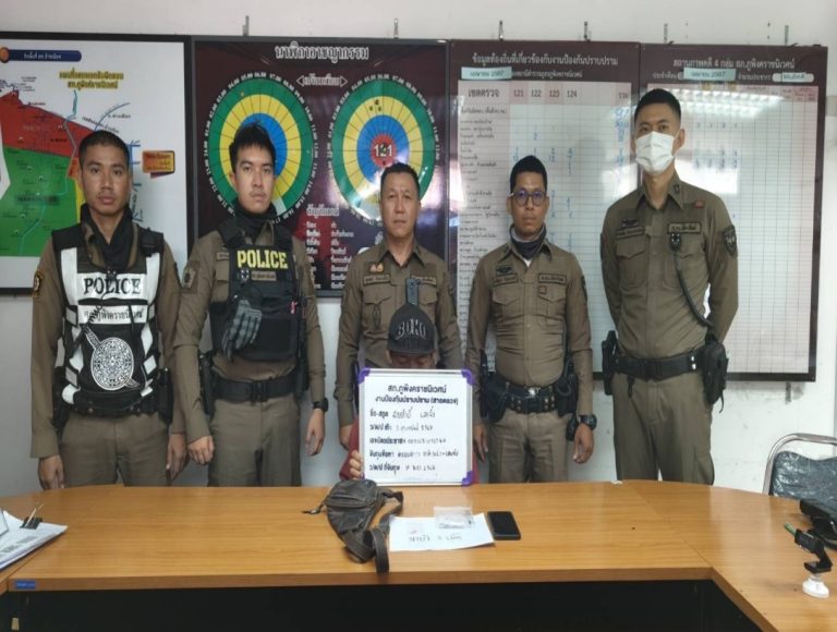 วันที่ 11 พฤศจิกายน 2567 ร.ต.อ.สุทัศน์ อินตาเปี้ย รอง สวป.ฯ ปฏิบัติหน้าที่ร้อยเวรงานป้องกันปราบปราม พร้อมกำลังสายตรวจรวม 10 นาย ได้ร่วมทำการจับกุมผู้ต้องหาตาม พรบ.ยาเสพติดให้โทษ