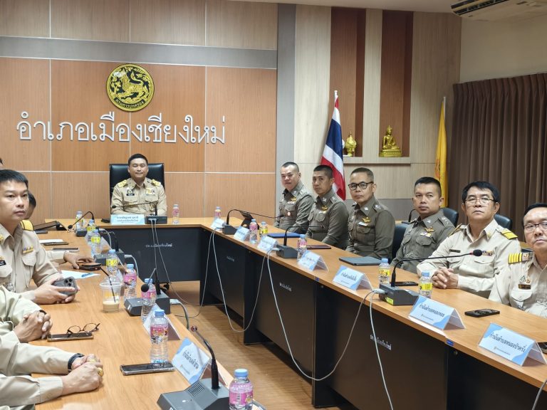 วันที่ 17 กรกฎาคม 2568 เวลา 12.00 น. พ.ต.อ.มนัสชัย อินทร์เถื่อน ผกก.สภ.ภูพิงคราชนิเวศน์ ร่วมการประชุมรับมอบนโยบายการป้องกัน ปราบปราม และแก้ไขปัญหายาเสพติด ผ่านระบบ Zoom Meeting โดยมี นายภูมิธรรม เวชยชัย รองนายกรัฐมนตรีและรัฐมนตรีว่าการกระทรวงมหาดไทย เป็นประธาน ณ ห้องประชุมชั้น 2 ที่ว่าการอำเภอเมืองเชียงใหม่