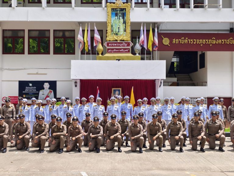 วันที่ 21 กรกฎาคม 2568 เวลา 11.00 น. พ.ต.อ.มนัสชัย อินทร์เถื่อน ผกก.สภ.ภูพิงคราชนิเวศน์ ได้นำข้าราชการตำรวจ สภ.ภูพิงคราชนิเวศน์ เข้าร่วมพิธีถวายสัตย์ปฏิญาณเพื่อเป็นข้าราชการที่ดีและพลังของแผ่นดิน ประจำปี 2568 เนื่องในโอกาสวันเฉลิมพระชนมพรรษาพระบาทสมเด็จพระเจ้าอยู่หัว 28 กรกฎาคม 2568