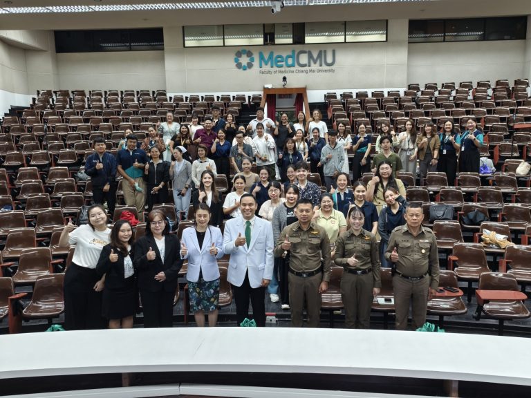 วันที่ 23 กรกฎาคม 2568 เวลา 09.00 น. พ.ต.อ.มนัสชัย อินทร์เถื่อน ผกก.สภ.ภูพิงคราชนิเวศน์, ร.ต.อ.หญิง ภัทรนันท์ คำปวน รอง สว.(สอบสวน).สภ.ภูพิงคราชนิเวศน์, ร.ต.ท.โชติชญาน์ อุตตะมะ รอง สว.(สอบสวน).สภ.ภูพิงคราชนิเวศน์ ร่วมเป็นวิทยากรบรรยายเตือนภัยเสริมภูมิคุ้มกันไซเบอร์และมิจฉาชีพออนไลน์ ให้แก่คณะแพทย์ศาสตร์มหาวิทยาลัยเชียงใหม่