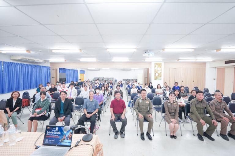 วันที่ 16 กรกฎาคม 2568 เวลา 09.30-12.00 น. พ.ต.ต.เจษฎา พันธุ์แก้ว สวป.(ชส.) สภ.ภูพิงคราชนิเวศน์, ร.ต.อ.หญิง ภัทรนันท์ คำปวน รอง สว.(สอบสวน)ฯ  พร้อมชุด ชมส.ฯ ร่วมบรรยายเตือนภัยเสริมภูมิคุ้มกันไซเบอร์และมิจฉาชีพออนไลน์ เพื่อให้นักศึกษาเกิดความตระหนักรู้เรื่องภัยมิจฉาชีพ ให้แก่นักศึกษาชั้นปีที่ 3 คณะวิทยาศาสตร์ มหาวิทยาลัยเชียงใหม่    