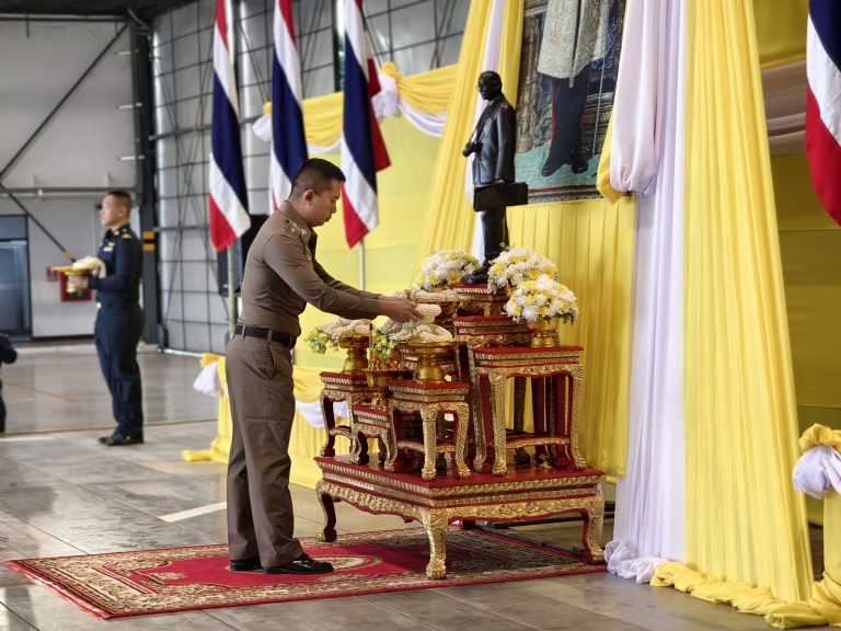 วันที่ 25 สิงหาคม 2568 เวลา 06.39 น. พ.ต.อ.มนัสชัย อินทร์เถื่อน ผกก.สภ.ภูพิงคราชนิเวศน์ เข้าร่วมพิธีอัญเชิญพระรูปหล่อ พระบาทสมเด็จพระบรมชนกาทิเบศร มหาภูมิพลอดุลยเดชมหาราช บรมนาถบพิตร จากกองบิน 41 เพื่อประดิษฐาน ณ พื้นที่พระมหาธาตุนภเมทนีดล พระมหาธาตุนภพลภูมิศิริ ดอยอินทนนท์ อ.จอมทอง จ.เชียงใหม่